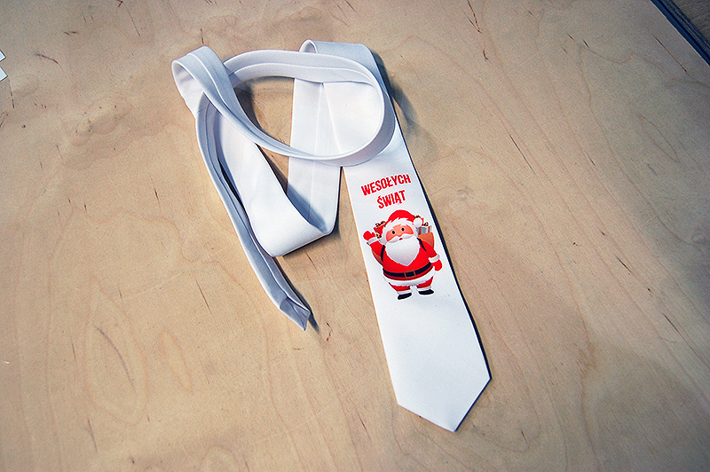 biały krawat z nadrukiem