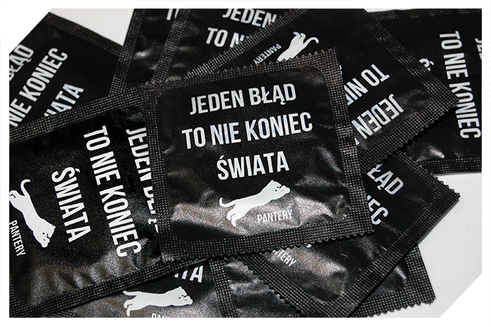 prezerwatywy z białym nadrukiem